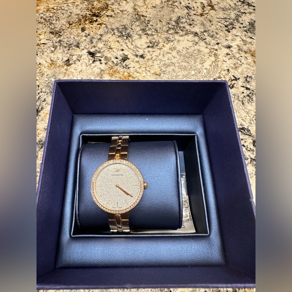 rose gold watch with extra links, it was sized but can be resized with the links
